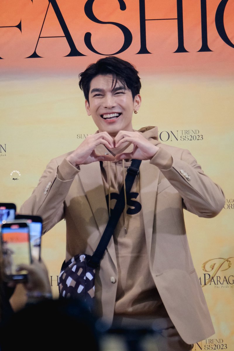 myworldspt's tweet photo. 03032023. 🫶🏻

Hello March
Hello Mew 

ᙏ̤̫

SUPPASIT WFT 2023

@MSuppasit 
#MewSuppasit 
#SiamParagonWFT23xMew https://t.co/JEi51KBLRg