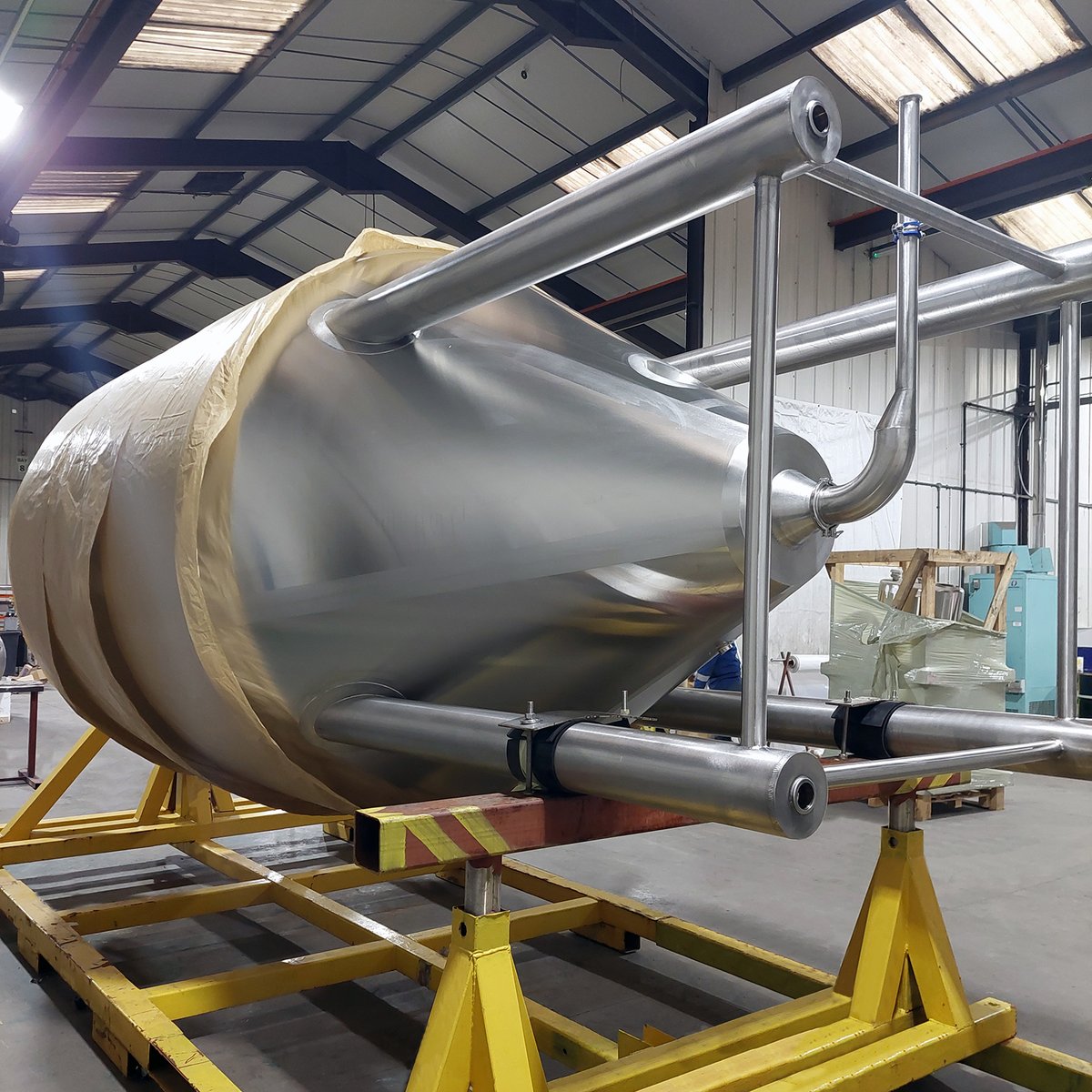 Another quality tank being wrapped up 💪

Do you need a new stainless steel vessel for your business?

Get in touch and we'll make it a reality!

#wrapped #wrappedvessel #fabdec #britanx #beerindustry #stainlesssteel #ukmanufacturer #DPV #ukmanufacturing #ukmfg #madeinbritain