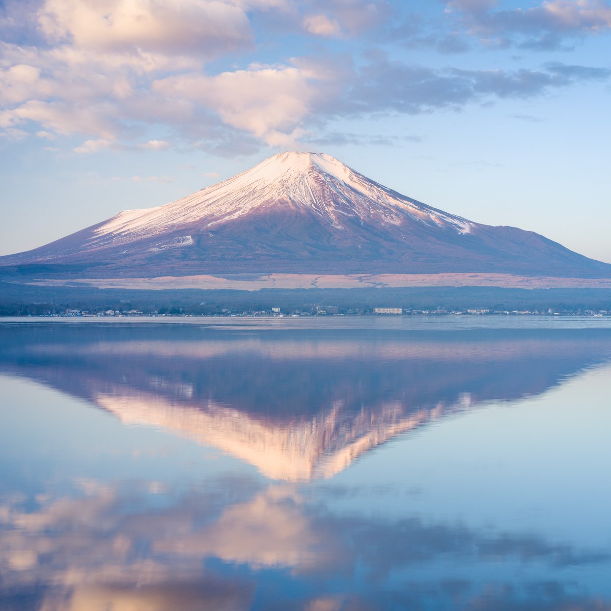 Hasselblad's tweet photo. TopTip: look for natural mirrors to create reflections.

Here, Hiroshi Sato (IG: hrsst) used the lake in front of Mount Fuji to create a truly stunning image.

What landscape would you love to spend a whole day capturing with a Hasselblad? https://t.co/pUhvvyNCoq