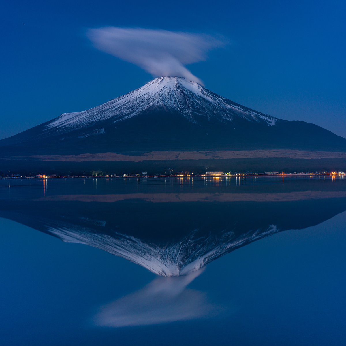 Hasselblad's tweet photo. TopTip: look for natural mirrors to create reflections.

Here, Hiroshi Sato (IG: hrsst) used the lake in front of Mount Fuji to create a truly stunning image.

What landscape would you love to spend a whole day capturing with a Hasselblad? https://t.co/pUhvvyNCoq