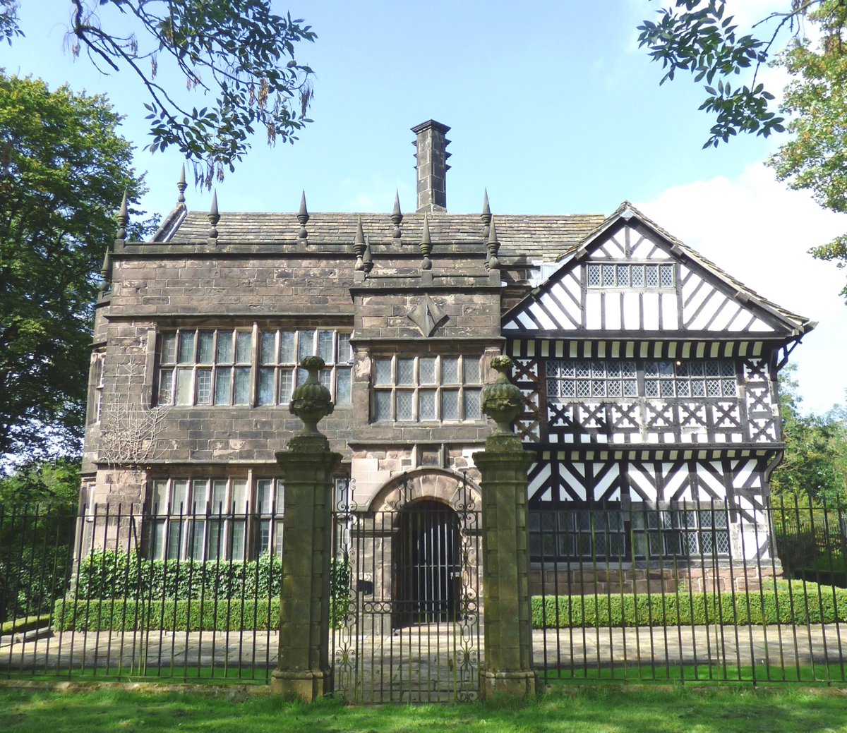 Today's the final day to apply for a free bursary place at the Vernacular Architecture Group's spring conference in Greater Manchester, 11-15 April 2023. If you know of anyone who might benefit, do let them know! vag.org.uk/conferences.htm <a href="/UoYArchaeology/">Archaeology UoYork</a> <a href="/IHBCtweet/">IHBC</a> <a href="/cons_historian/">Construction History</a>