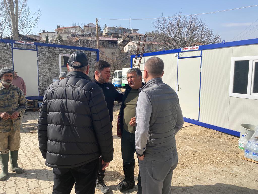 AskinToren1's tweet photo. Şantiye ve Konteyner Kent alanında incelmelerde bulunduğumuz misafirlerimiz ile birlikte OTSO öncülüğünde “ORDU KÖYÜ” kurulacak Harmanlı Beldesini ziyaret ederek Belediye Başkanı Sn. Ahmet Değirmenci ile bir araya geldik. https://t.co/a4H12FsLgo