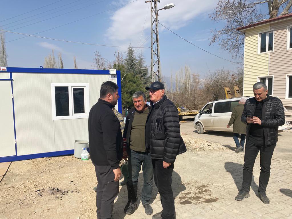 AskinToren1's tweet photo. Şantiye ve Konteyner Kent alanında incelmelerde bulunduğumuz misafirlerimiz ile birlikte OTSO öncülüğünde “ORDU KÖYÜ” kurulacak Harmanlı Beldesini ziyaret ederek Belediye Başkanı Sn. Ahmet Değirmenci ile bir araya geldik. https://t.co/a4H12FsLgo
