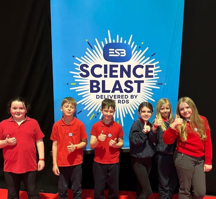 AFPatrunachta's tweet image. ☔️&quot;Cárbh as a dtagann báisteach?&quot; 🌧️

Togra Ghaelscoil Átha Í ag #esbscienceblast inné 👏👏👏

@esbscienceblast 
@CoggOid 
@Gaeloid 
@johnsharpson 
@CnaG 
@SnaGaeilge 
@TG4Foghlaim