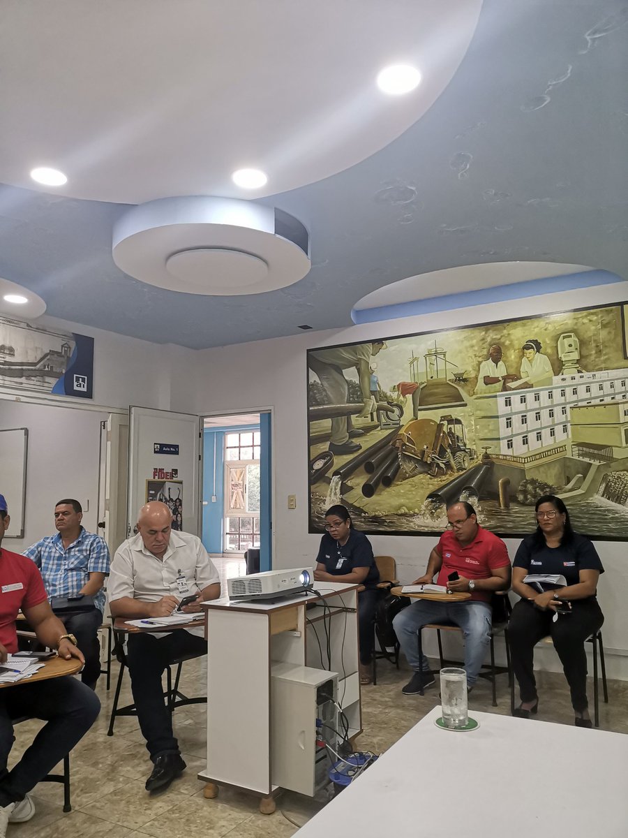 Con los Jefes de Territorio de la Empresa Aguas de la Habana y directivos de todas las entidades del #INRH, en la Capital, evaluamos la situación con el abasto de agua y saneamiento en todos los municipios y el aseguramiento al proceso eleccionario  #INRHCuba #MejorEsPosible