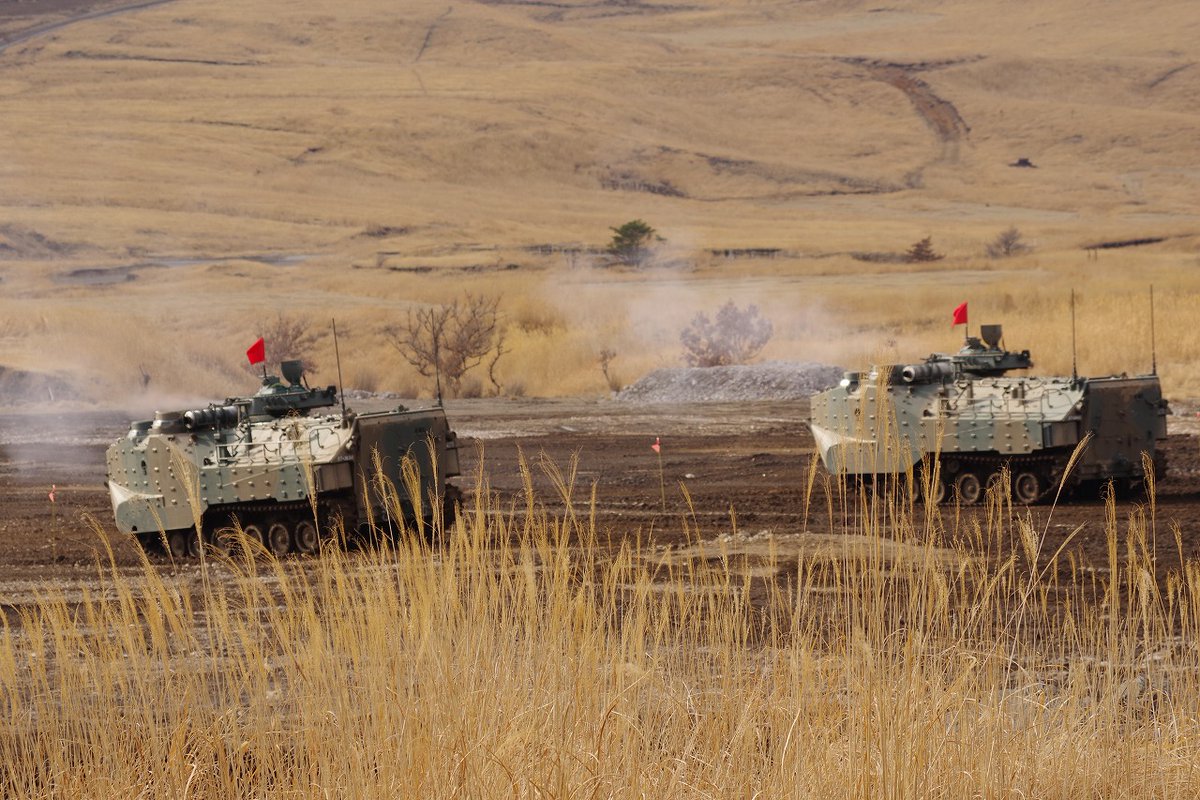 jgsdf_gcc_ardb's tweet photo. 【ＩＦ２３⑮ Combat Firing】
　＃ARDB is conducting the Iron Fist 23 exercise with the ＃31stMEU. Under the covering fire of AAV7, 31st MEU Marines and ARDB soldiers moved forward mutually toward their objectives. Mutual trust is the key to conduct this training. https://t.co/gxzF31Ljmg