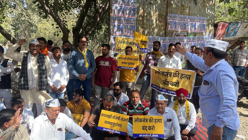 MohitTyagi_AAP's tweet photo. हरियाणा के पंचकुला में सरपंचों पर हुए लाठी चार्ज के विरोध में मनोहर लाल खट्टर व दुष्यंत चौटाला का पुतला दहन कार्यक्रम किया गया
लड़ेंगे जीतेंगे
#AamAdmiParty #arvindkejriwalofficial #AAPHaryana #anuragdanda #dineshpathak https://t.co/fJz2eRP9J5