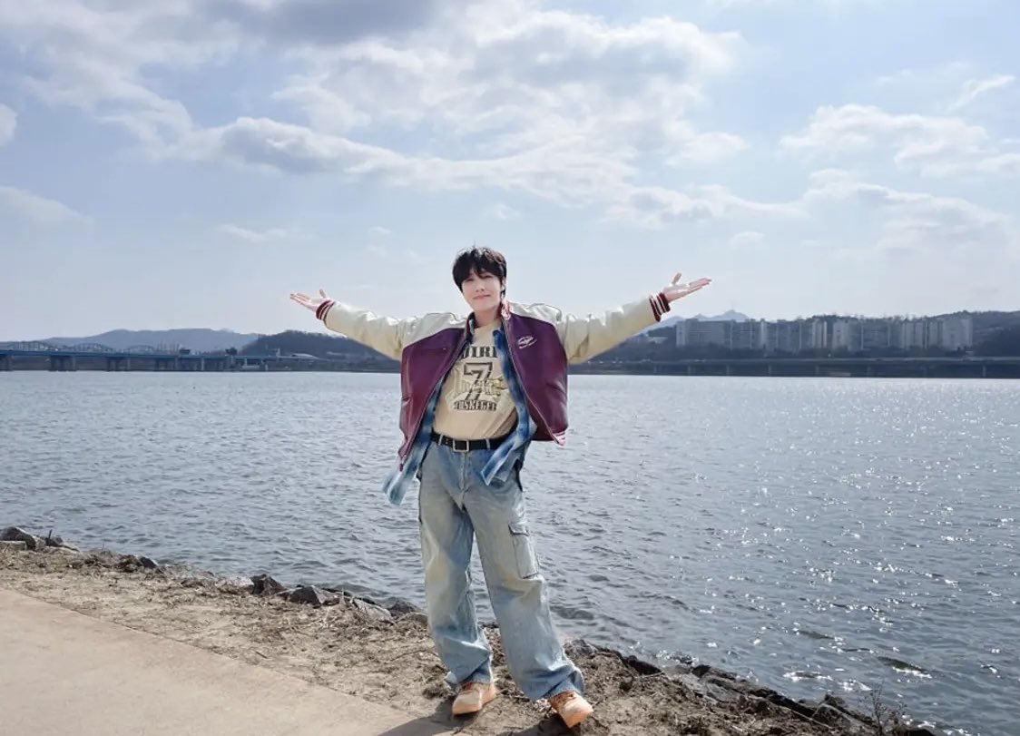 || Hobi 🐿

• Hobi hat Bilder zu ‘On the Street’ via BTS’ offiziellem  Twitter account gepostet 

• Bangtan’s offiziellen IG account updatete ein Bild von Hobi zu ‘On the Street’ ☀️

#jhope #hobi #hoseok #제이홉 #호비 #호석