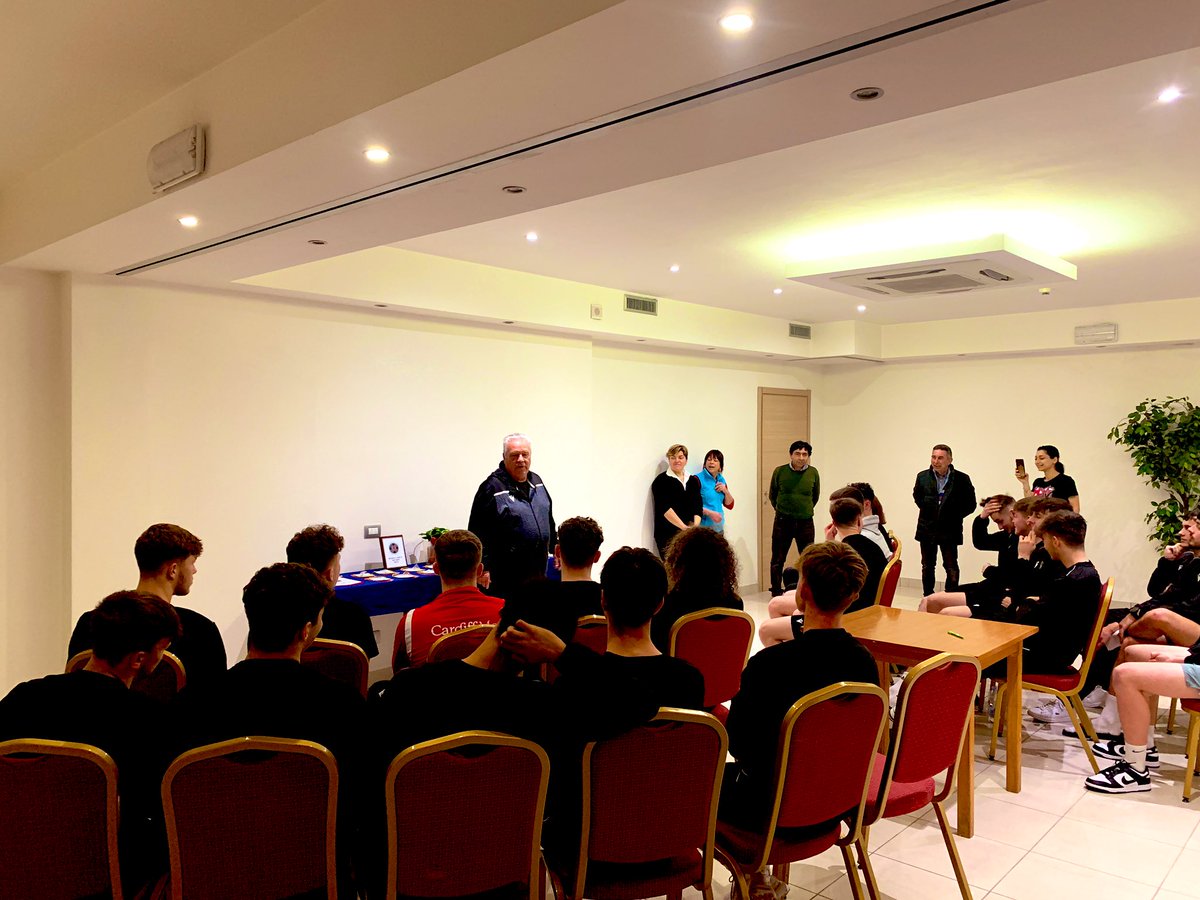 WelshSchoolsFA's tweet photo. INTERNATIONAL | Roma Caput Mundi 🇮🇹
🎁 A final #Evening #Presentation and gifts for the staff at #VillaLina
👥 Squad photo with the players 📸
✈️ On route to watch the #Final before flying home later on this afternoon.
#WSFA https://t.co/ls7HjvSFDr