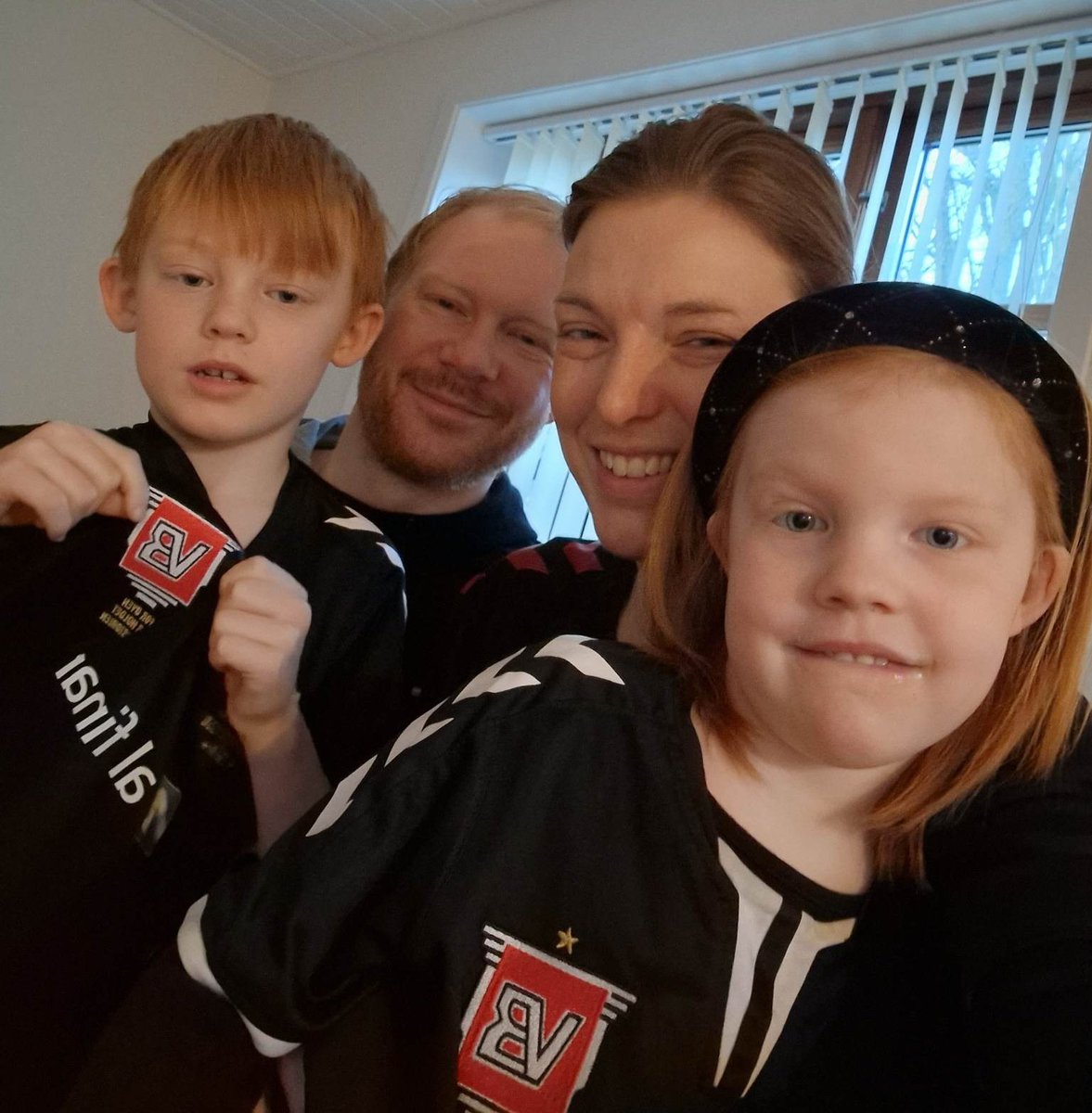 SimonKringe's tweet photo. #fodboldtrøjefredag i det lille hjem i Aalborg. De to unger er svære at få ind på ét billede 😄 Representing #VejleB #Jyllandsrubin https://t.co/Crq5FBoo2G