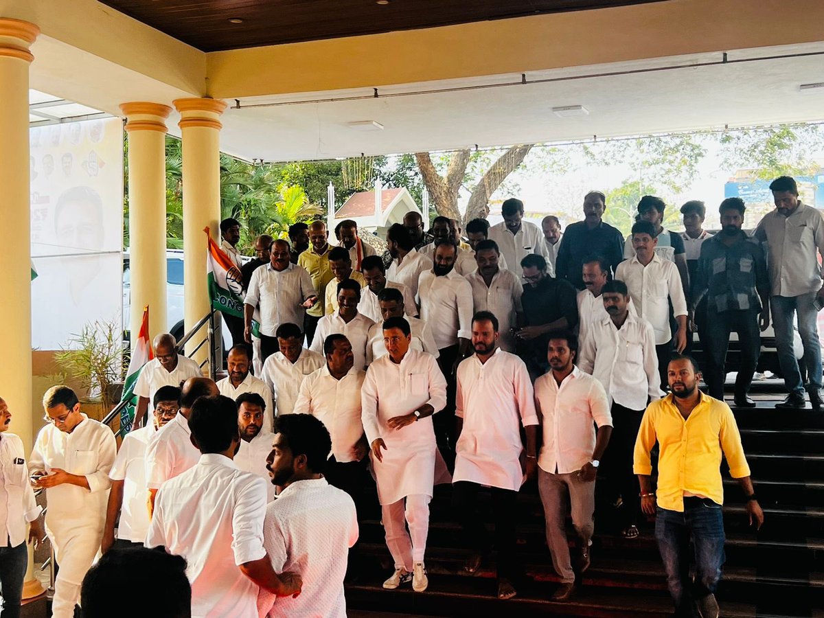 Ashithpereira's tweet photo. Dakshina Kannada District Congress meeting in the leadership of Sri Randeep Singh Surjewala ji Sri Roji Jhon Ji BK Hariprasad Ji  Sri Madhu Bangarappa Ji and our District Congress Leaders . #AICC #Congress #Mangaloresouth #AshithPereira https://t.co/5HIYC6MneE