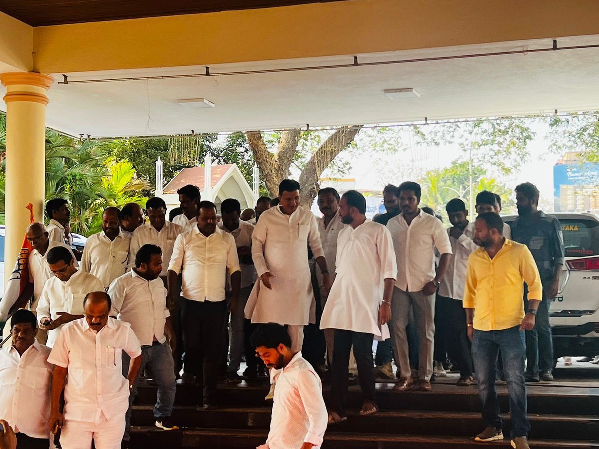 Ashithpereira's tweet photo. Dakshina Kannada District Congress meeting in the leadership of Sri Randeep Singh Surjewala ji Sri Roji Jhon Ji BK Hariprasad Ji  Sri Madhu Bangarappa Ji and our District Congress Leaders . #AICC #Congress #Mangaloresouth #AshithPereira https://t.co/5HIYC6MneE