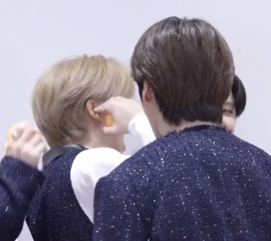 smolsungies's tweet photo. leeknow walking all the way to han to YELL AT HIS EAR when han said "its too quiet~" what a dedication👏👏
https://t.co/K5wDbty2qB