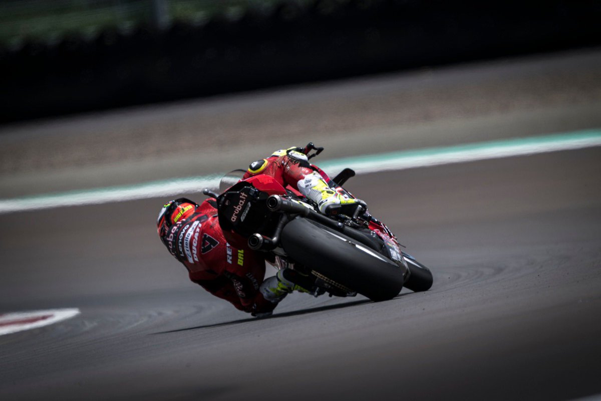19Bautista's tweet photo. So hot🔥🔥 at #IDNWorldSBK but feeling good with my ride👌🏼
Calorcito🔥🔥 en el #IDNWorldSBK pero disfrutando pilotando👌🏼
#AB19 #TheDefense #keepworking #ForzaDucati #performance https://t.co/pHG7XrpPWh