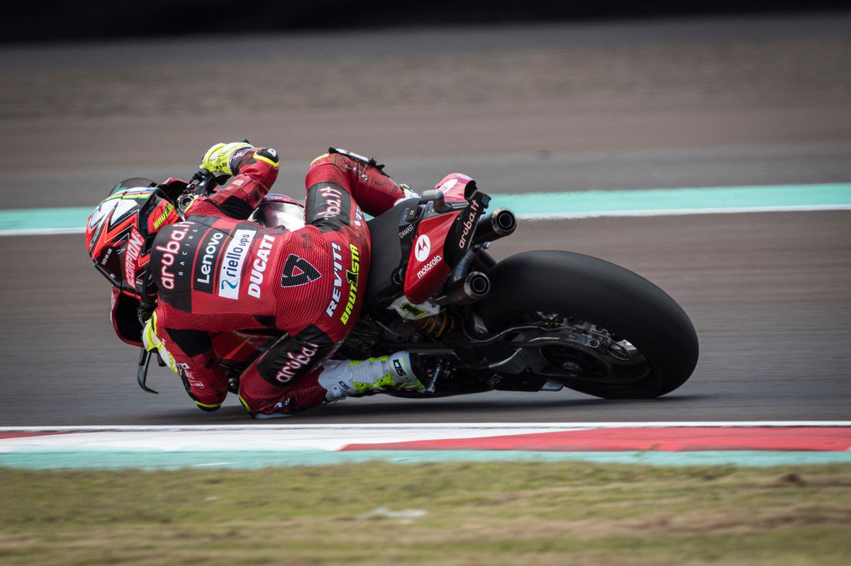 19Bautista's tweet photo. So hot🔥🔥 at #IDNWorldSBK but feeling good with my ride👌🏼
Calorcito🔥🔥 en el #IDNWorldSBK pero disfrutando pilotando👌🏼
#AB19 #TheDefense #keepworking #ForzaDucati #performance https://t.co/pHG7XrpPWh