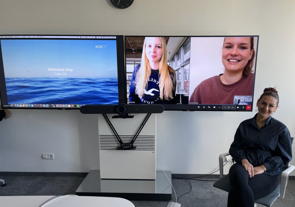 🙌 Herzlich willkommen: unsere neuen IKORianer:innen Elena Brandt (li.) und Gülben Celik (re). Hier im Welcome Day mit Alt-IKORianerin Marleen Samme.
Klasse, euch bei IKOR an Bord zu haben! 
#IKOR #Culture #WelcomeDays