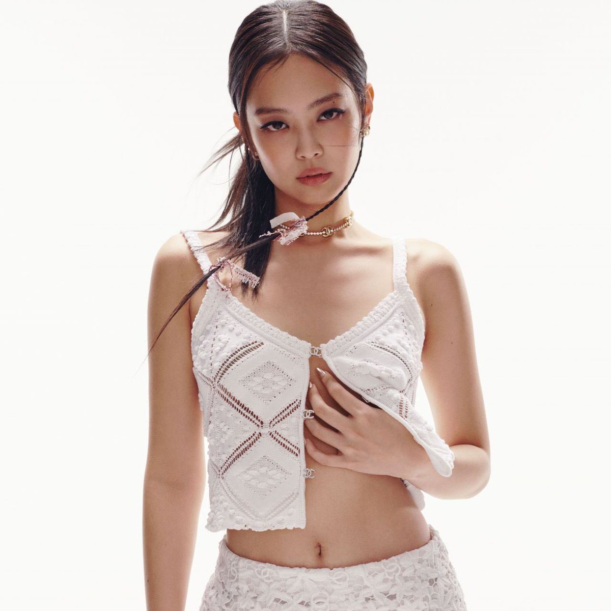 PopCrave's tweet photo. #BLACKPINK’s #JENNIE reveals that she suffered an injury to the face while exercising and will be wearing a bandage for the time being as she recovers. https://t.co/6gHPWreU3u