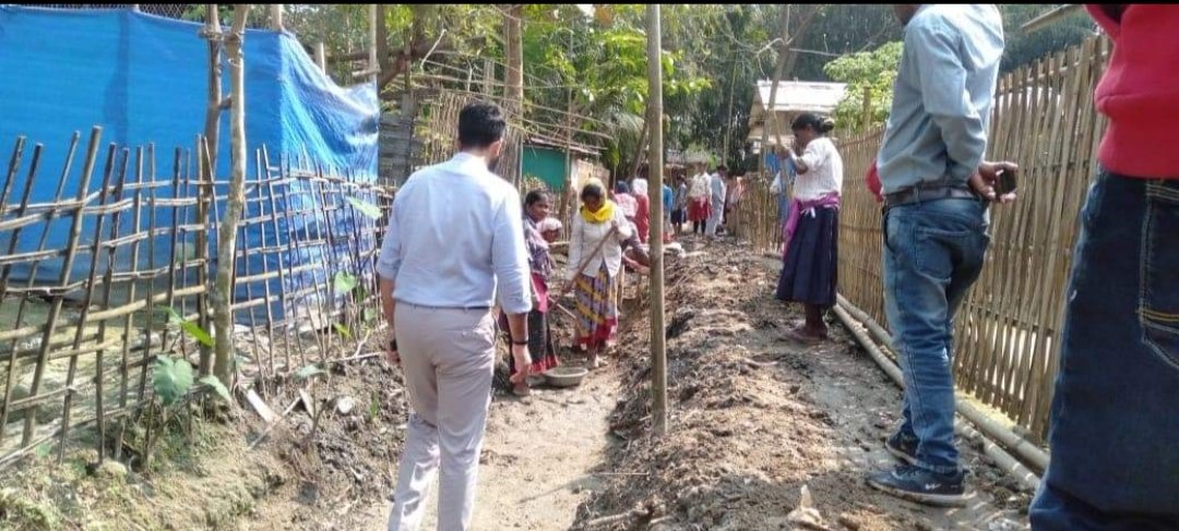 dc_sivasagar's tweet photo. যোৱা ইংৰাজী ০১/০৩/২০২৩ তাৰিখে উপায়ুক্ত আদিত্য বিক্ৰম য়াদৱ মহোদয়ে আমগুৰি ৰাজহ চক্ৰৰ অন্তৰ্গত বিভিন্ন ভিতৰুৱা অঞ্চল পৰিদৰ্শন কৰাৰ লগতে আমগুৰি চাহ বাগিচাত MGNREGA আচঁনিৰ অধিনত চলি থকা চৰকাৰী আচঁনিসমূহৰ বুজ লয়৷ @CMOfficeAssam @diprassam @ranjit https://t.co/cupiE8vAvw