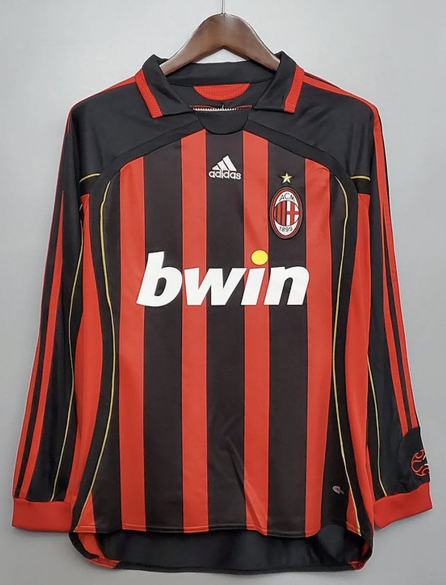 Who is the first player you think of when you see this shirt? 🔴⚫