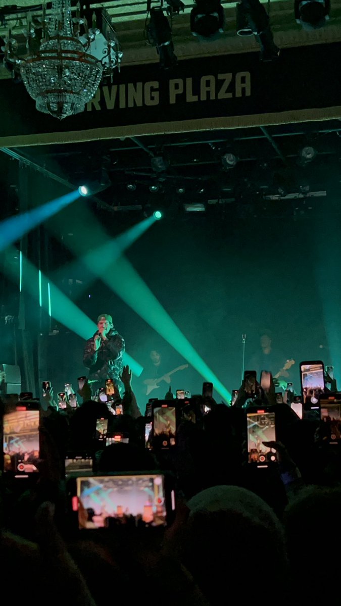 BattinsonStan's tweet photo. saw @omarapollo in NYC tn and he dedicated one of his songs to philly and turned the stage lights green since Sza had to postpone their philly show for tn. literally ended the song with “this ones for the city of brotherly love. go birds” 🥹💚🦅 #omarapollo https://t.co/EUQyXwqlrm