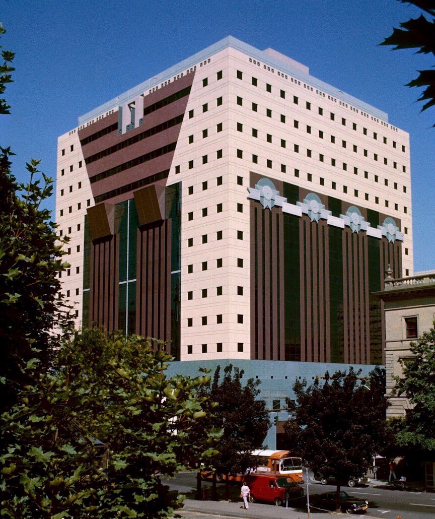 tmccormick's tweet image. usually referred to as the #PortlandBuilding, Portland&apos;s most famous &amp;amp; iconic building, &amp;amp; icon of #postmodern architecture en.wikipedia.org/wiki/Portland_… #PostmodernArchitecture #PortlandArchitecture c/@brianlibby