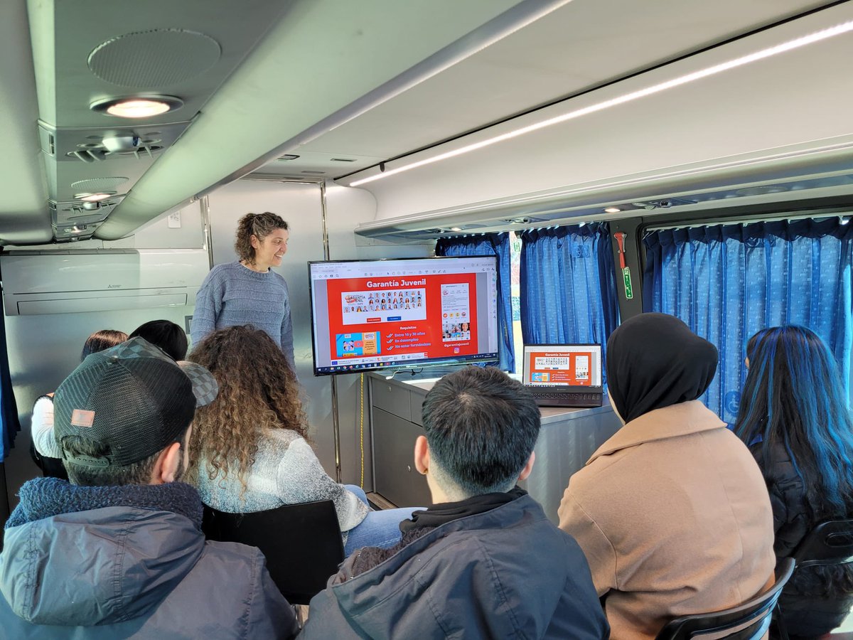 markelgp's tweet photo. Nuevo éxito de participación de jóvenes y adolescentes en búsqueda activa de empleo.

Gracias al #EmpleaBus se les realizó una orientación laboral atractiva a través de “gamificación” y se les ha diseñado una formación específica.

#Sector5
#CañadaRealEsEsto https://t.co/HbQdK1ZWHE