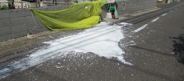 Funabashi_city's tweet image. ／
#ペンキ や #食用油 の廃棄方法にご注意ください⚠️
＼

液体をそのまま容器などに入れて、可燃ごみとして出されたため、収集作業中に容器やビニール袋が破裂して中身が飛散する事故が起きています。

▼正しい廃棄方法は市HPをご確認ください
city.funabashi.lg.jp/kurashi/gomi/0…