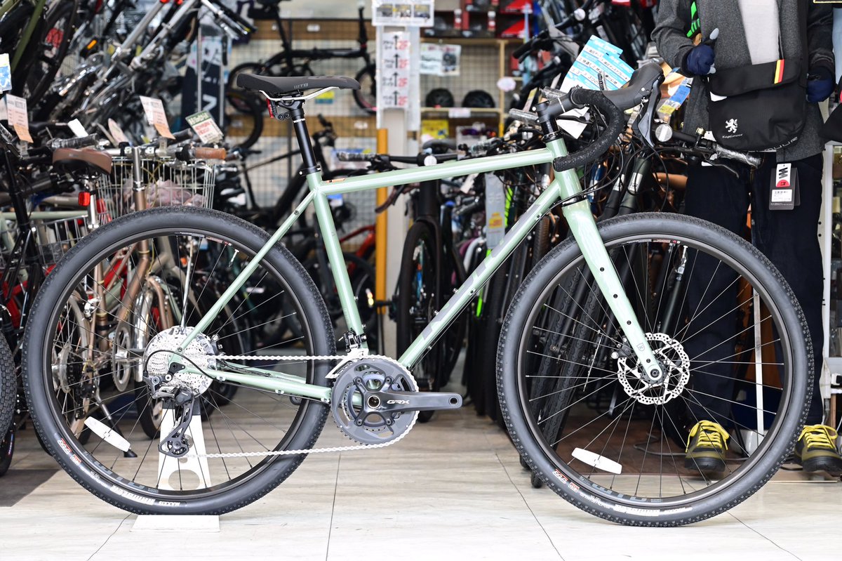 SeocycleSamezu's tweet photo. 去年は予約完売の2023 KONA ROVE LTD 50と52サイズが入荷です。
650B×47タイヤの安定感あるある走りをぜひ味わってください。
#KONA #グラベルロード https://t.co/2c5NR0YGLq