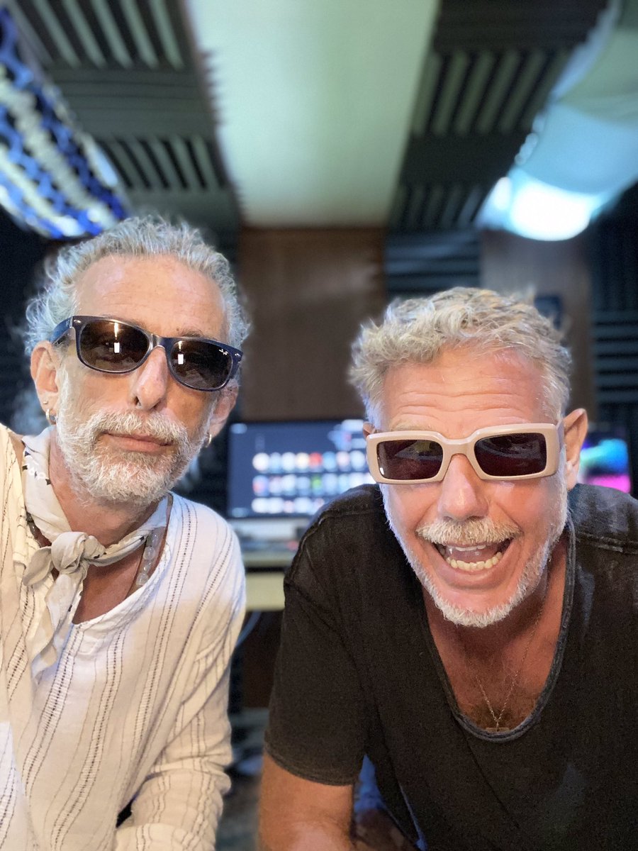 youtube.com/shorts/Gli3b1x…

Ohh .. we can play live !?!! 
ESP with no grid. 

#ESPduo #powerduo #livejam #rocknroll #liveinstudio #guitar #drums #newsong #musicislife