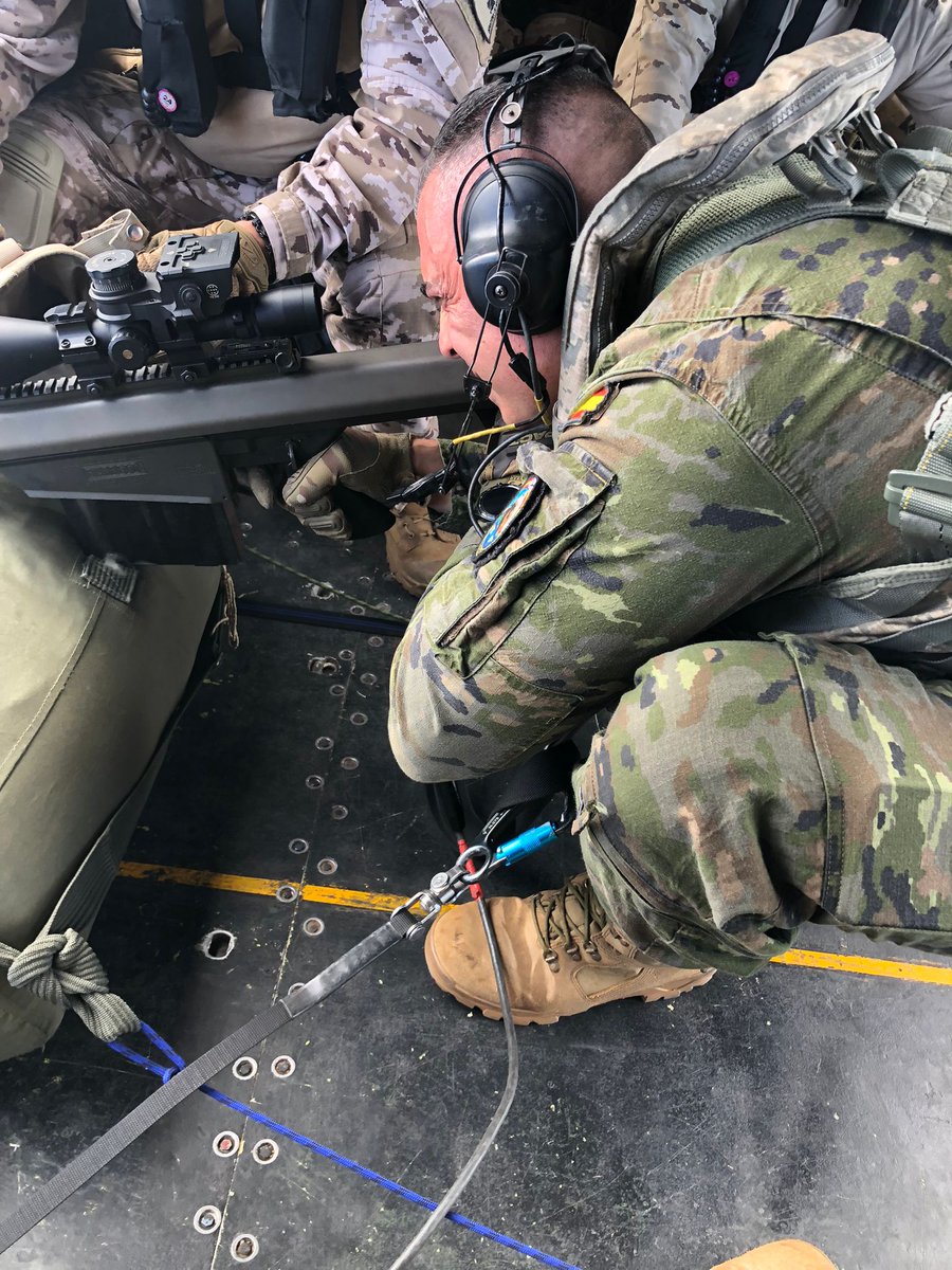 MCANA_ET's tweet photo. #Buenosdias El Batallón de Helicópteros de Maniobra VI #BHELMAVI hace instrucción de tiro de precisión desde plataforma aérea con la Unidad de Seguridad de Canarias #USCAN perteneciente a la Armada en la Isleta #GranCanaria @MCANA_ET #SomostuEjército https://t.co/mnlkVOF4Dn