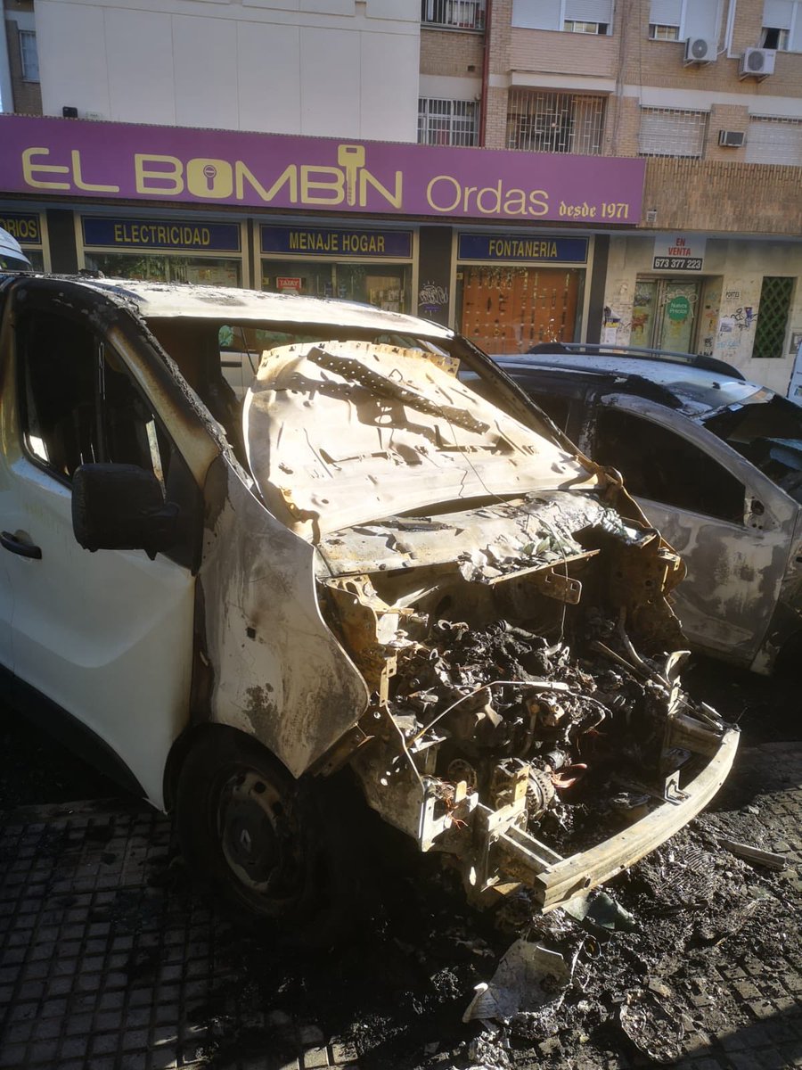 Esta noche, en la calle Santa Maria de Ordaz de Sevilla le han metido fuego a varios vehículos y entre ellos la furgoneta de mi hermano. Él es carpintero y es su forma de buscarse la vida. Si alguien sabe o ha visto algo que avise a la #PoliciaLocal ⁦<a href="/EmergenciasSev/">Emergencias Sevilla</a>⁩