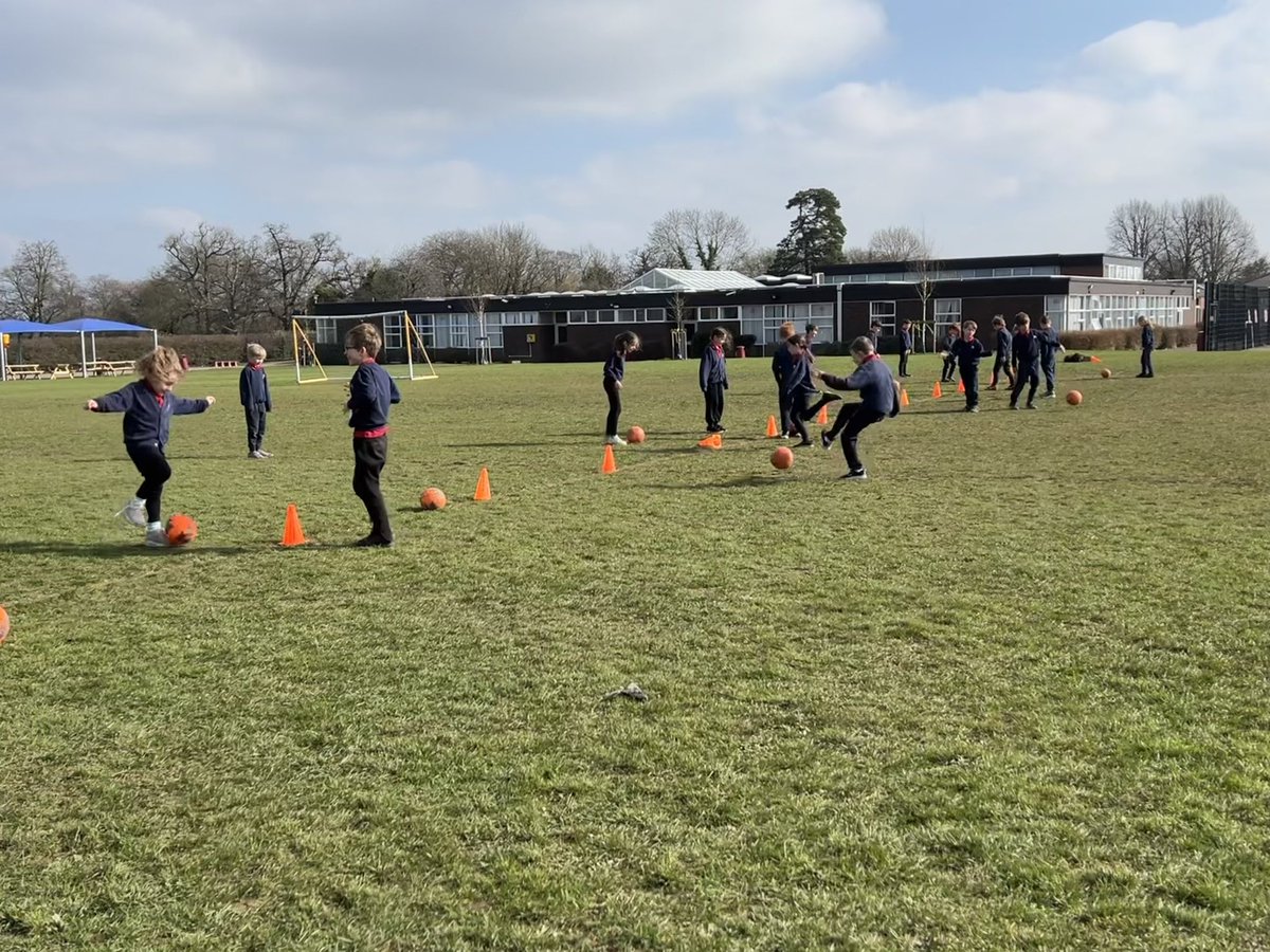 ThomasCoramPE's tweet photo. Yesterday Year 3 had their second lesson of their football unit. We spend the lesson looking at how we can make more accurate passes. We started by passing through the gates, then moved on to a smaller target. ⚽️⚽️ https://t.co/hscEQjgDIp
