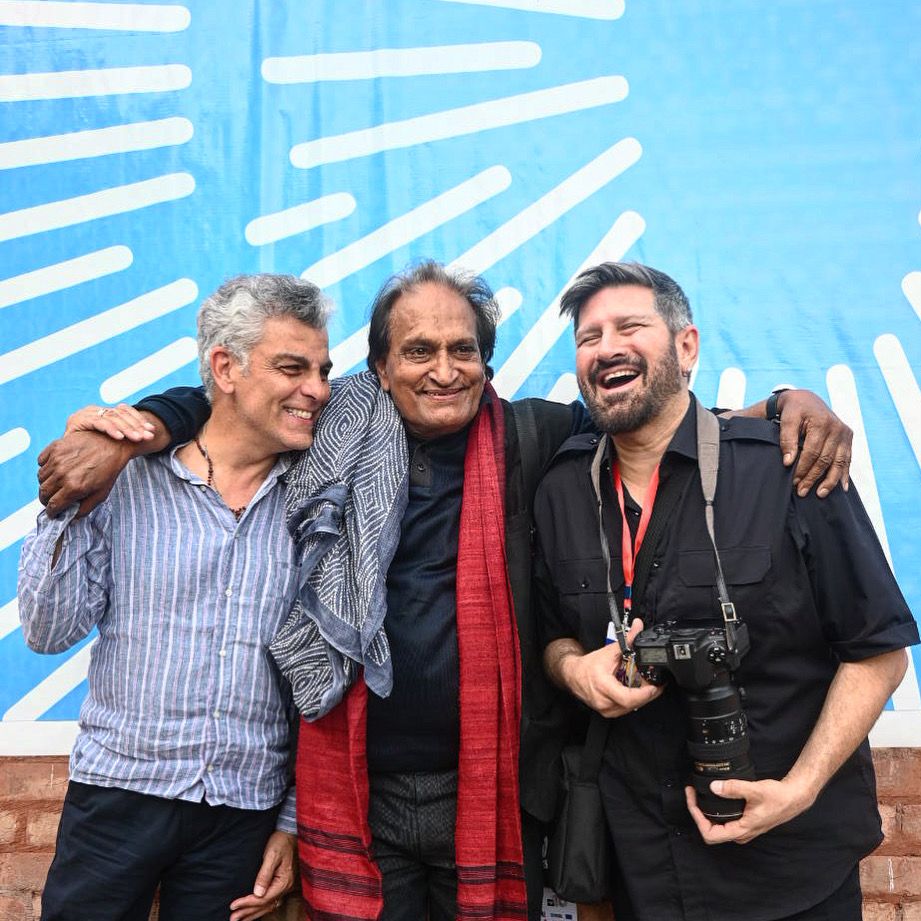🇫🇷 🇵🇰 French traveller-photographer Ferrante Ferranti enthralled the @lhrlitfest audience with his photographic journey documenting heritage, people and spirituality “From Troy to Lahore”. He also discussed the craft of 📸 alongside Raghu Rai, @tapujaveri & @_mwaseem_.