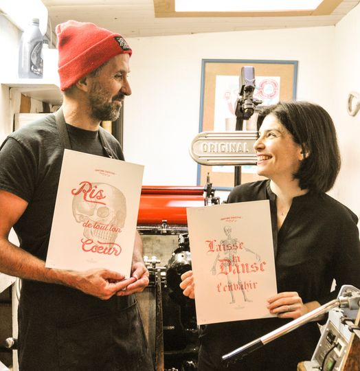 Depuis 20 ans, nous ouvrons les portes de notre usine à des #créateurs qui imaginent avec nous des produits qui, avec le temps, ont façonné l’image de la Maison #Moutet. Cette année nous accueillons L'Atelier Letterpress comme nouvelle signature.  
tissage-moutet.com/createur/ateli…