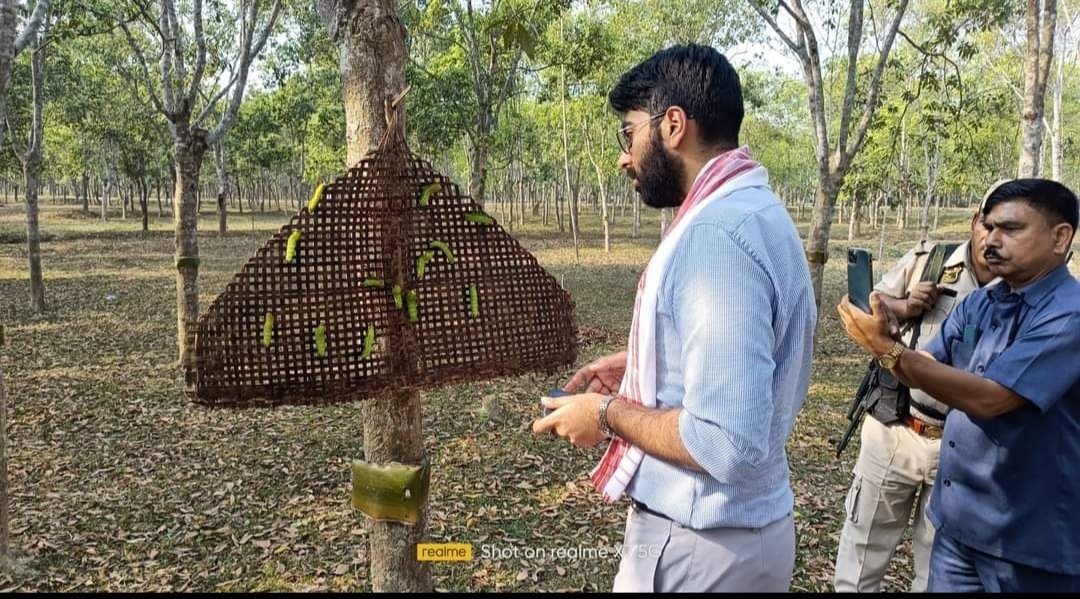 dc_sivasagar's tweet photo. যোৱা ইংৰাজী ০১/০৩/২০২৩ তাৰিখে শিৱসাগৰ জিলাৰ সন্মানীয় উপায়ুক্ত শ্ৰী আদিত্য বিক্ৰম য়াদৱ মহোদয়ে আমগুৰিস্থিত মুগা সঁচ উৎপাদন প্ৰকল্প, বৰাহীবাৰী আৰু চাংমাই চাপৰি VGR পৰিদৰ্শন কৰে। @CMOfficeAssam @diprassam https://t.co/ogmPs1Kd54