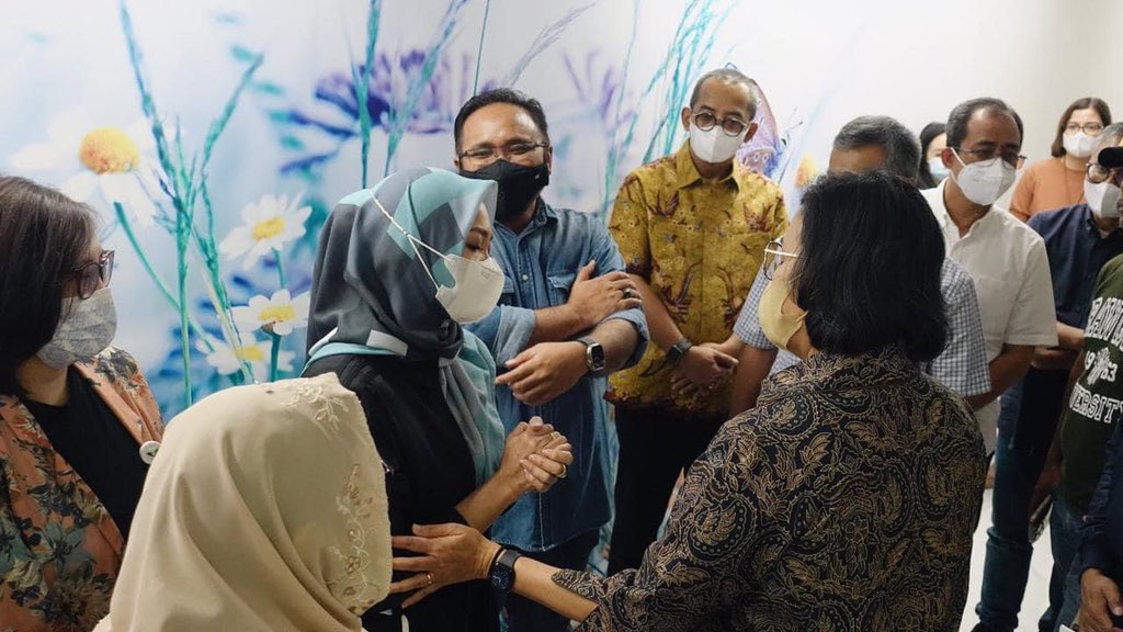 Saya merasakan betul emosi sekaligus komitmen Bu Menkeu untuk melakukan pembenahan dan memberikan pengabdian terbaiknya untuk bangsa ini. Sudah lama saya mengagumi keteguhan dan ketangguhan beliau sebagai bendahara negara.