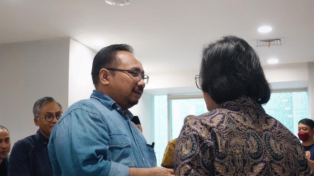 Soal ada kekurangan, di dunia ini mana sih yang sempurna? Stay tough, Bu. You’ll never walk alone. 
Monggo Gus…