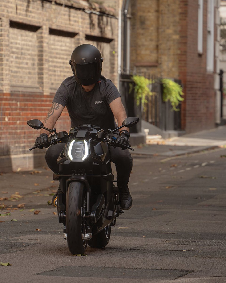 ArcVehicle's tweet image. The unparalleled experience of riding the World&apos;s Most Advanced Electric Motorbike through the city ⚡️

#arcvehicle #arc #arcvector #electricmotorcycle #adifferentroad