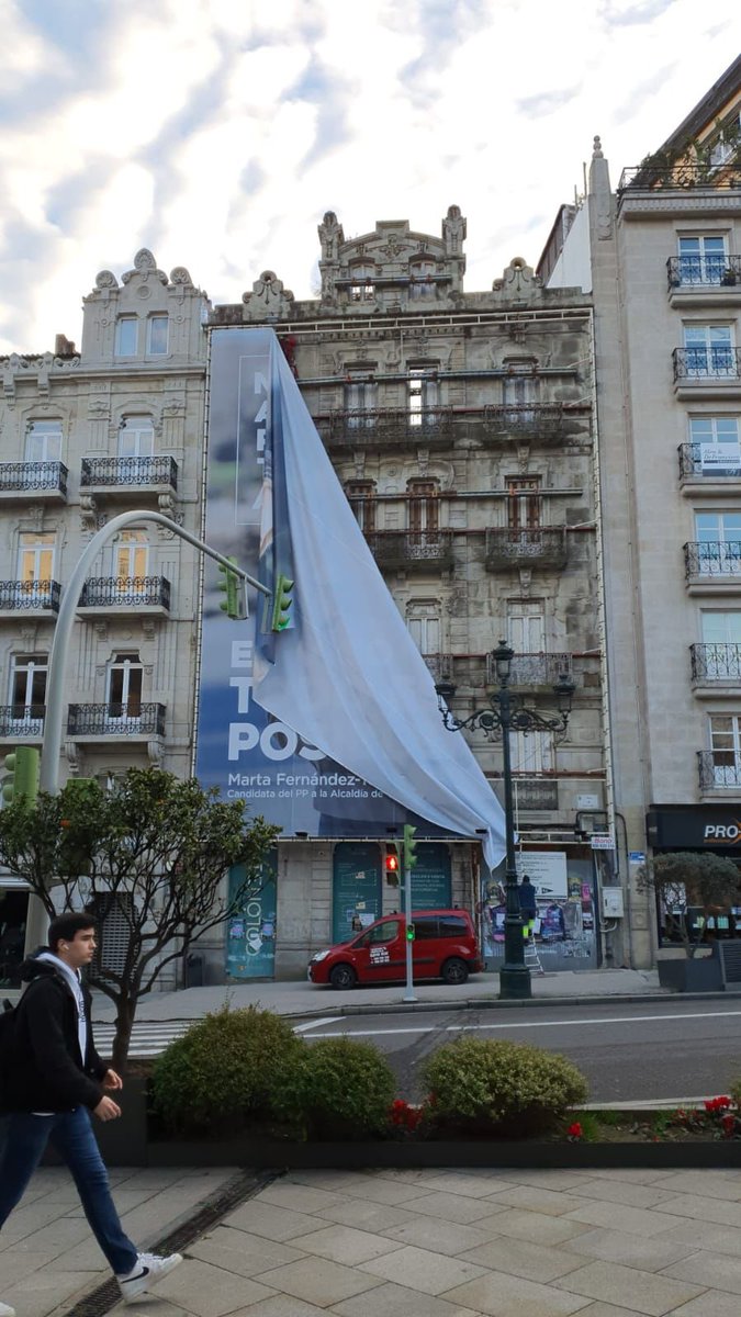 Me parece increíble enterarme de esto mientras estoy recuperándome de una intervención quirúrgica . “Alguien" ha mandado retirar mi lona de Urzáiz  ¡Intolerable este juego sucio! Parece que aquí todo vale.