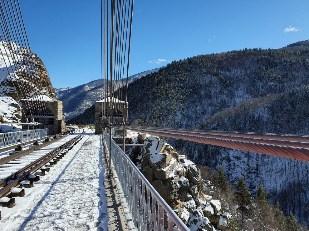GuillaumeIgnace's tweet photo. 🦺Les tvx sur le #trainjaune ont démarré cette semaine : régé d'ouvrages en terre, confortement de parois, remplacement de câbles sur le pont Gisclard, unique pont ferroviaire suspendu encore en service en France
✅9,3M€ 
66,5% Région 
@Occitanie, 25% #Etat, 8,5% @SNCFReseau https://t.co/rOGiRx0qVG