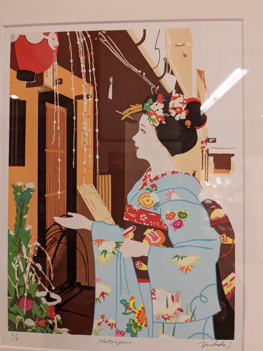 gionbubu's tweet photo. 私の職場、ギオン福住ではyukikosuzukiさん作品である四季の舞妓さんのシルクスクリーンがロビーに掲げらており、その季節になればローテーションでエレベータ横にきます。 https://t.co/vL5yvI7E8D