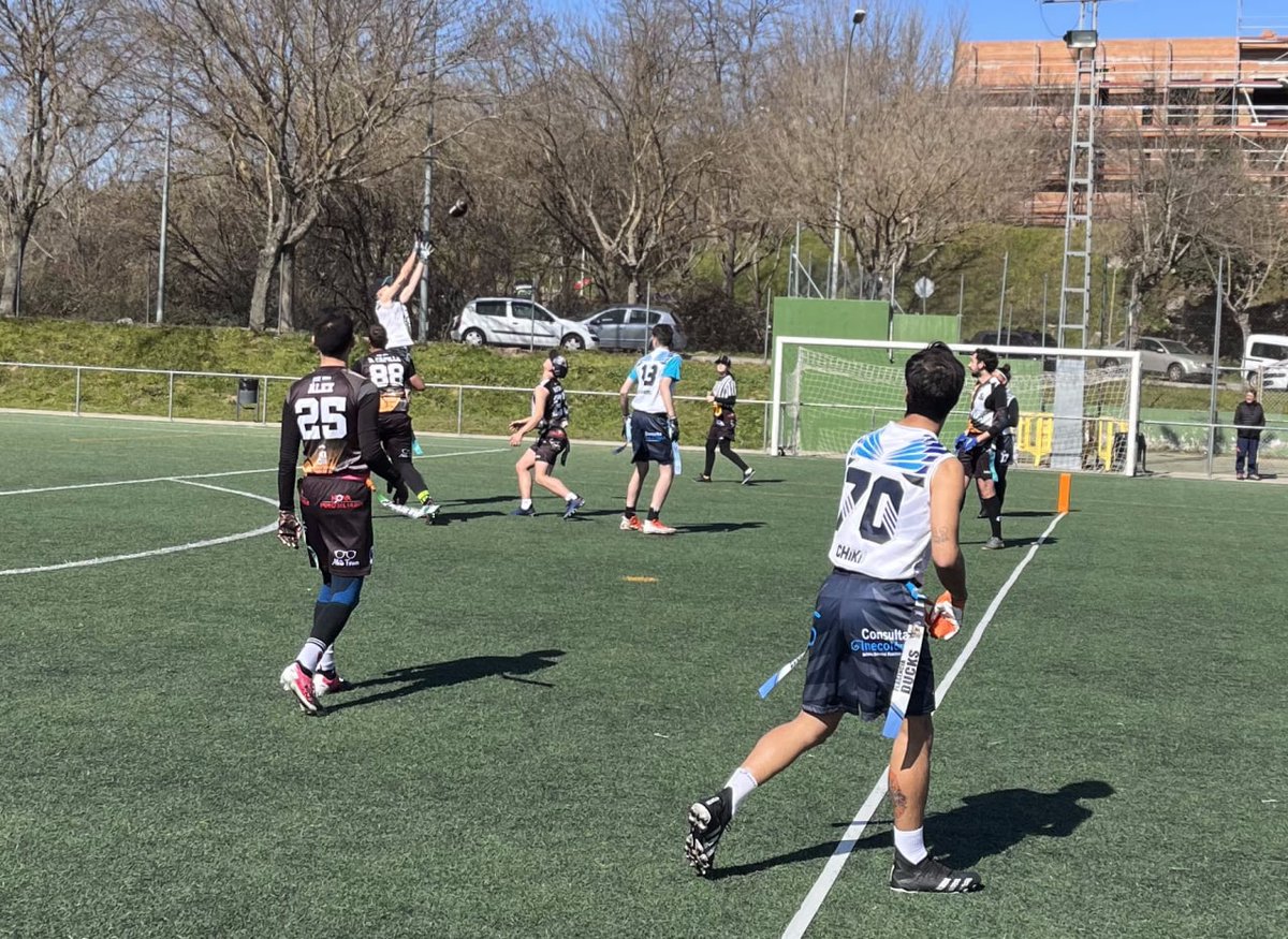 ExtremaduraFAFF's tweet photo. 📝 Clasificación actualizada de los 🔝 máximos anotadores en la Liga de 🏈 Flag Football Extremeña 2023:
1️⃣ #VíctorMartín1🦆 - 48 puntos
2️⃣ #AdriánHidalgo⚫️ - 24
3️⃣ #David88⚫️ - 20
4️⃣ #Chiky70🦆 - 17
4️⃣ #MarcoOrtiz22🦆 - 17
📋 Tabla completa ⤵️
https://t.co/LIwrePvvg5 https://t.co/WjI5OSvv0t