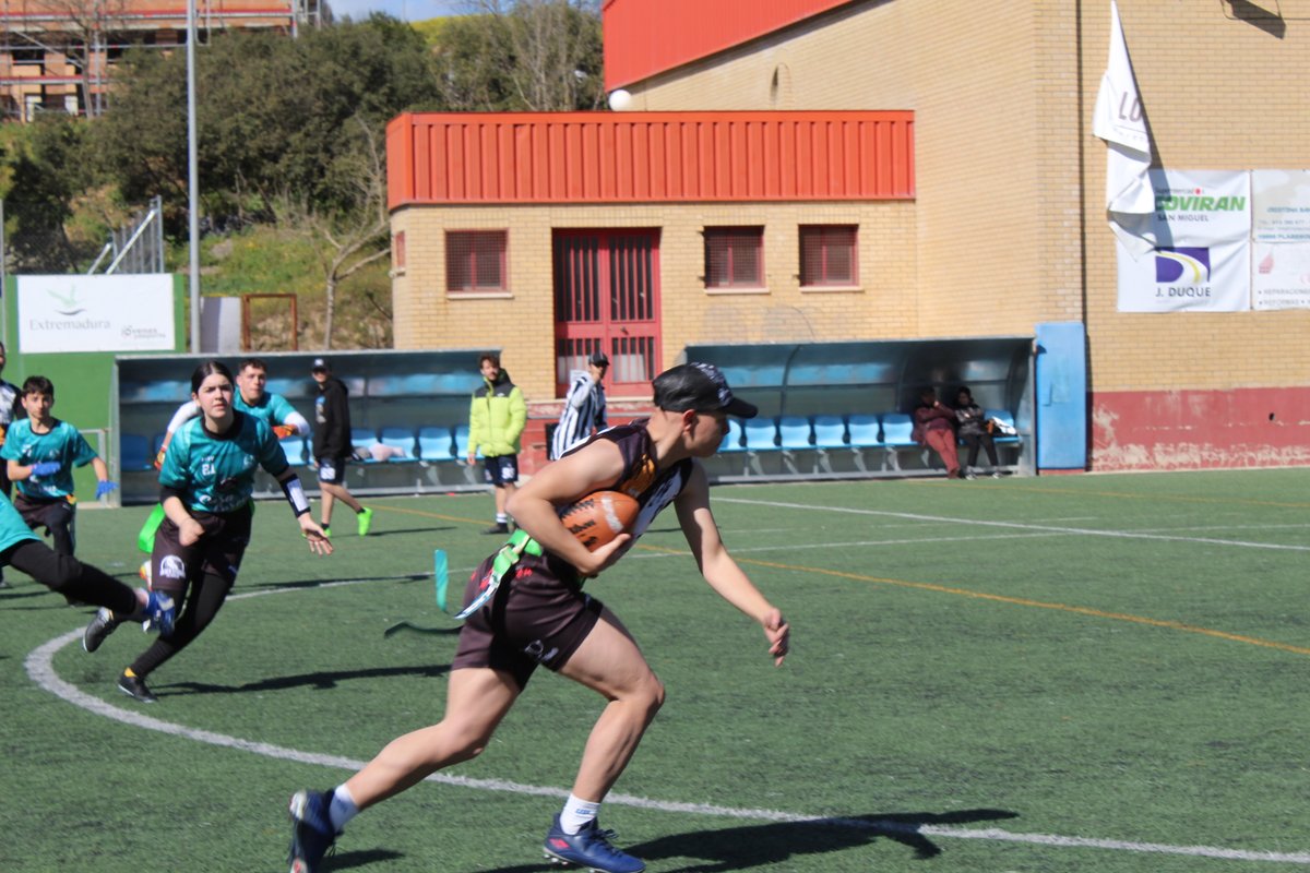 ExtremaduraFAFF's tweet photo. 📝 Clasificación actualizada de los 🔝 máximos anotadores en la Liga de 🏈 Flag Football Extremeña 2023:
1️⃣ #VíctorMartín1🦆 - 48 puntos
2️⃣ #AdriánHidalgo⚫️ - 24
3️⃣ #David88⚫️ - 20
4️⃣ #Chiky70🦆 - 17
4️⃣ #MarcoOrtiz22🦆 - 17
📋 Tabla completa ⤵️
https://t.co/LIwrePvvg5 https://t.co/WjI5OSvv0t