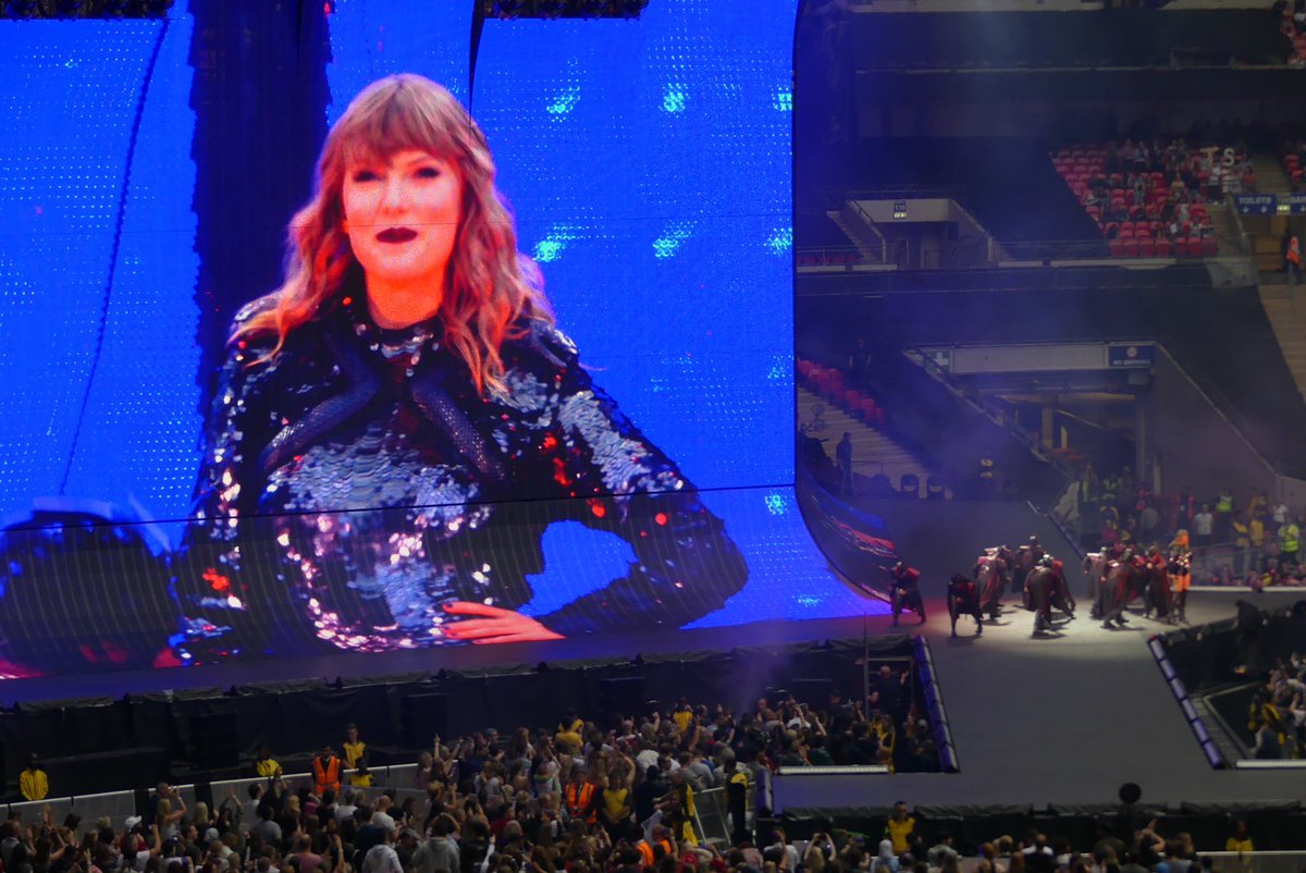 bryndibou's tweet photo. 2018 #repTourLondon π€ https://t.co/jPD6ZJr8MZ