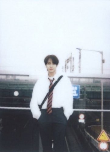 olchaengweg's tweet photo. 7년 전 졸업앨범 한번도 안꺼내봤는데
오늘 아무도모르게 끼워져있던 너의 사진을 발견해버렸다. https://t.co/p9iB1305In