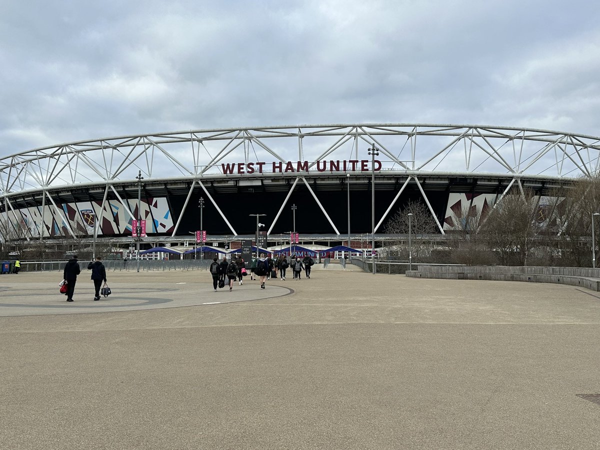TMiddlecottPE's tweet photo. After an evening of exploring London, @DRETsport and #TeamTMA Rowers have arrived at the #NJIRCs at the Copperbox Arena! #TeamDRET Wishing all the students the best of luck! Row Well! https://t.co/mDUI1a2iaT