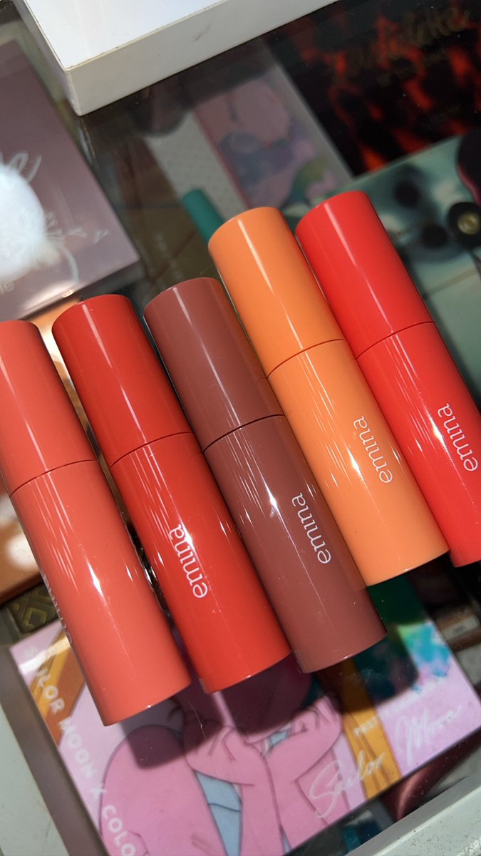 _friedciken's tweet photo. This is why i no longer go to sephora. Matte lipstick emina RM19 je! Murah tapi tahan dari 7am-7pm &amp; transfer proof 💋✨

My fav shades 
• lowkey
• to be honest 
• easy peasy https://t.co/nqhpZu7VM5