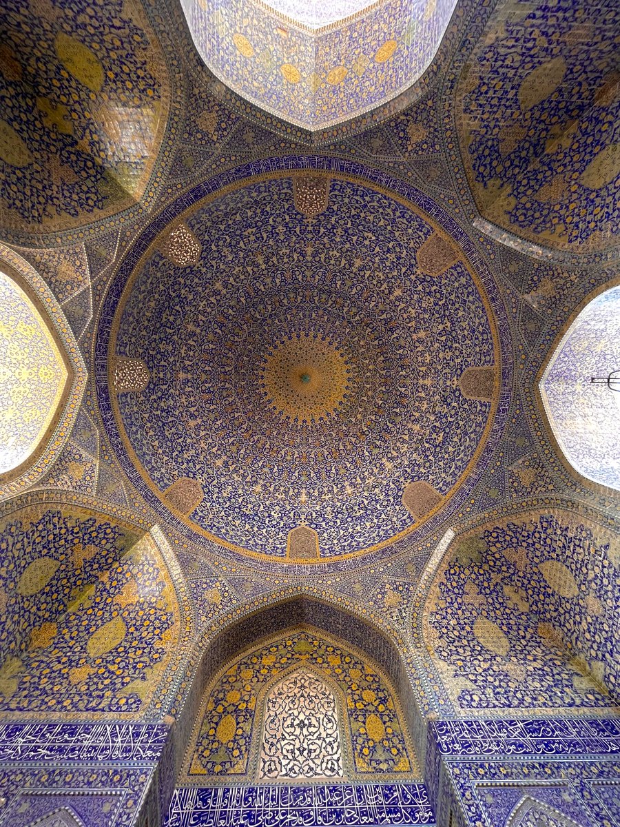 "Iran, Ispahan. Cette coupole sublime fut le cadre d'une rencontre magique, les yeux dans les yeux, en écoutant les vers de Rumi : Mes yeux ivres parlant aux tiens, que disent-ils ? Conduisez-nous tous deux à l'Union". "Un ascenseur pour Zanzibar" Eric Deciror Edit° ExÆquo #iran