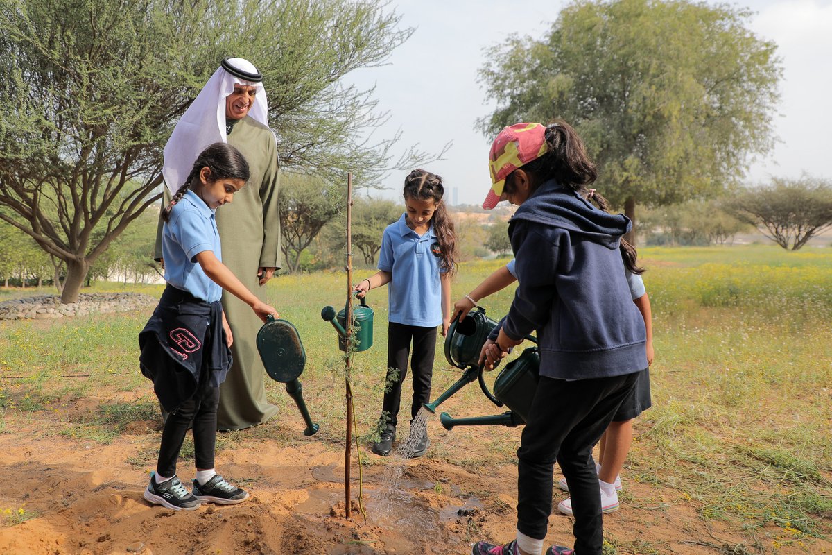 RAKmediaoffice's tweet photo. H.H. Saud bin Saqr meets Grade 1 students from the International Primary School Khuzam at @academy_rak to plant Samar tree seedlings to instill in them an awareness of environmental issues and introducing them to the importance of sustainability. 
#RasAlKhaimah https://t.co/0yuiL1GYnb