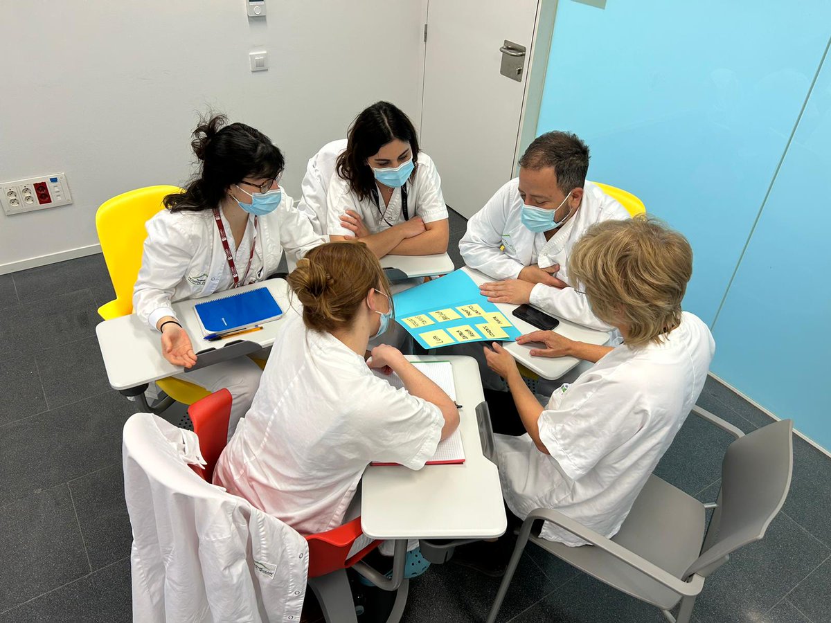 hospiolot's tweet photo. ✅Aquesta setmana hem iniciat les sessions de l'itinerari de simulacions pel 2023 

La formació ha estat de suport vital avançat i hi han participat 11 professionals d'#hospiolot, entre ells dues residents https://t.co/bqFEhmm9yK